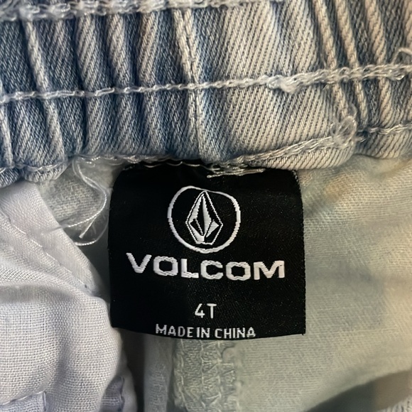 NEW! VOLCOM 2-PIECE DENIM SHORT AND POLO SET. SIZE 4T. BOYS. - Picture 3 of 8
